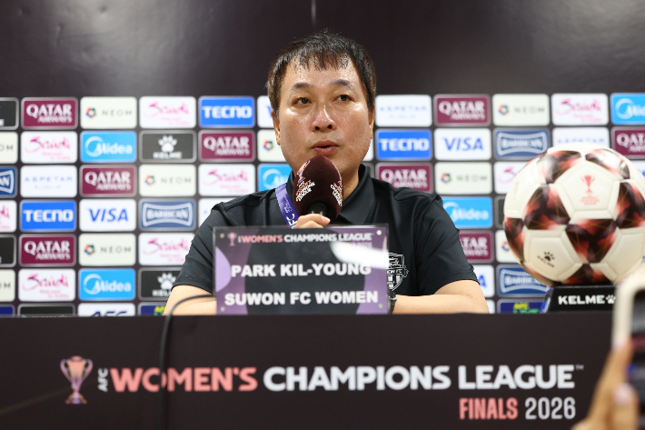 지난 19일 경기도 수원종합운동장에서 열린 아시아축구연맹(AFC) 여자 챔피언스리그(AWCL) 4강 기자회견에서 수원FC위민 박길영 감독이 취재진 질문에 답하고 있다. 연합뉴스