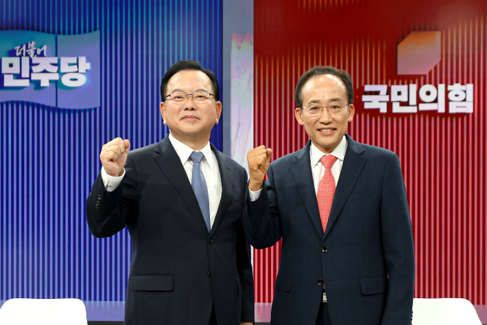 22일 오후 대구 수성구 TBC 스튜디오에서 열린 '제9회 전국동시지방선거 대구시장 후보자 초청 토론회'에서 더불어민주당 김부겸 후보(왼쪽)와 국민의힘 추경호 후보가 토론회 시작에 앞서 기념 촬영을 하고 있다. 연합뉴스