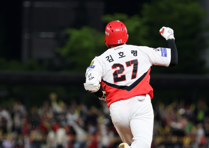 22일 광주기아챔피언스필드에서 열린 프로야구 SSG 랜더스와 KIA 타이거즈의 경기. KIA 김호령이 6회말 1사 2루에서 역전 투런홈런을 날리고 베이스를 돌고 있다. 연합뉴스