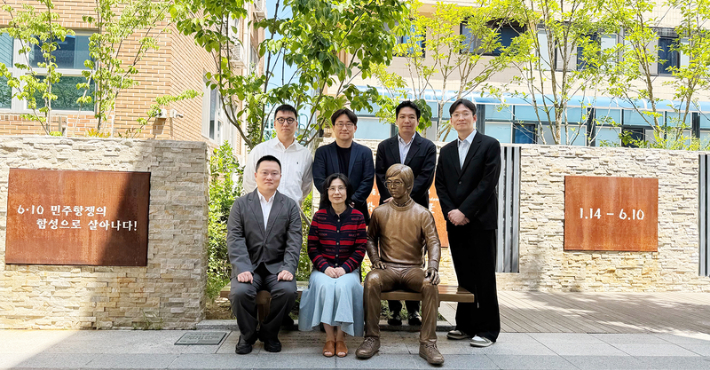 조만호(앞줄 첫번째)·조남성(뒷줄 두번째) 무신사 대표 등 임직원 5인이 이현주 박종철센터 센터장(앞줄 두번째)을 방문했다. 박종철센터 인스타그램 캡처