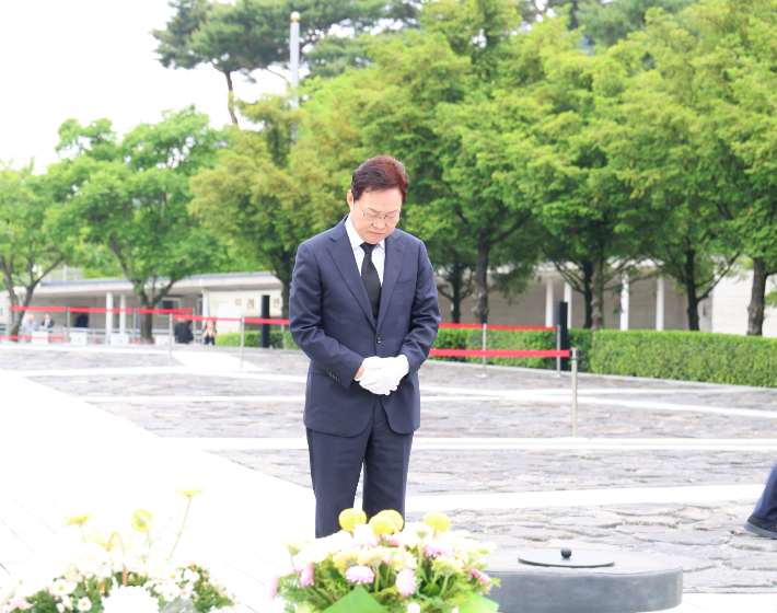 국민의힘 박완수 경남지사 후보 고(故) 노무현 전 대통령 묘역 참배. 박 후보 캠프 제공