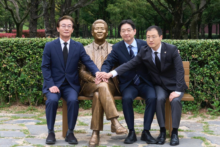 더불어민주당 전재수·김상욱·김경수 부울경 시도지사 후보들이 지난달 김해 봉하마을에서 공동 출정식을 열었다. 김경수 후보 캠프 제공 