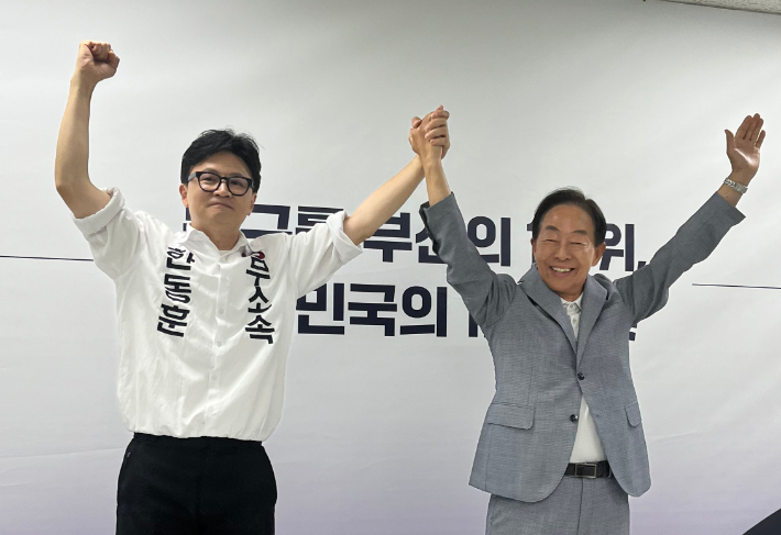 김영삼 전 대통령 차남인 김현철 김영삼대통령기념재단 이사장이 부산 북구갑 보궐선거에 출마한 무소속 한동훈 후보에 대한 지지를 선언했다. 연합뉴스