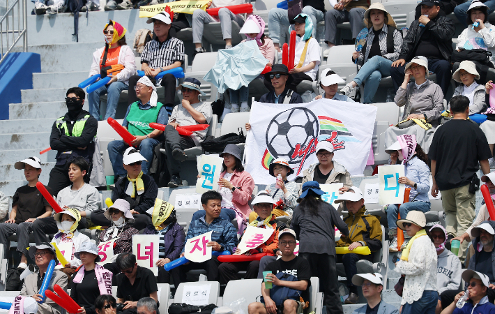 내고향축구단을 응원하는 관중들. 연합뉴스