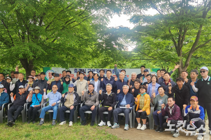 체육대회 참가자들이 기념 촬영을 하고 있다. 충북CBS