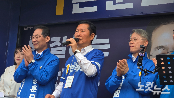 정청래 더불어민주당 대표가 순천 신대지구 사거리에서 유세를 펼치며 손훈모 순천시장 후보에 대한 지지를 호소하고 있다. 박사라 기자