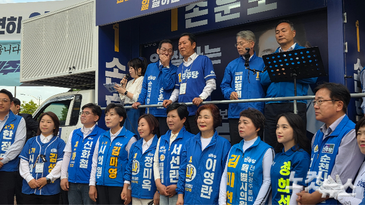 정청래 더불어민주당 대표가 순천 민주당 후보들과 단체사진을 촬영하고 있다. 박사라 기자