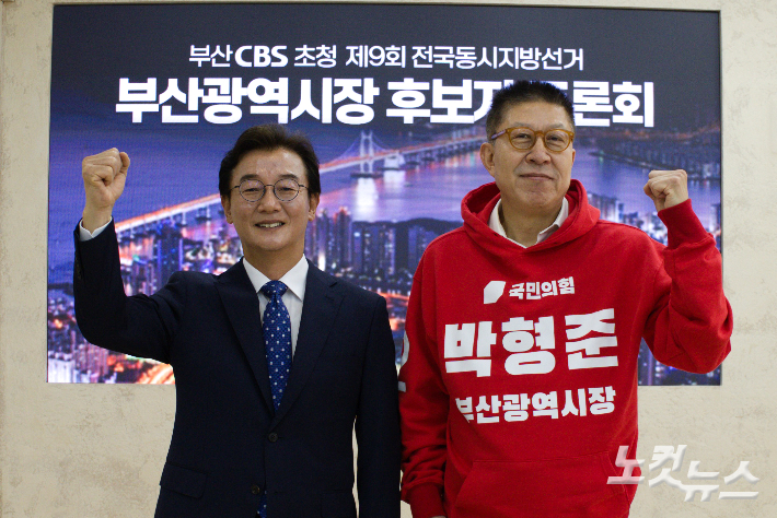 22일 낮 부산CBS가 주최하는 부산시장 후보 초청 토론회에서 더불어민주당 전재수 후보와 국민의힘 박형준 후보가 맞붙었다. 부산CBS