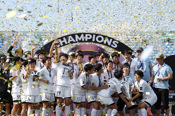 23일 수원 장안구 수원종합운동장에서 열린 아시아축구연맹(AFC) 여자 챔피언스리그(AWCL) 결승에서 승리한 내고향여자축구단 선수들이 시상식에서 기뻐하고 있다. 연합뉴스