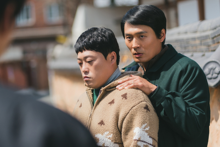 최대훈은 작품을 접한 초등학생 딸의 반응도 전했다. 그는 "마지막에 저희가 비행선으로 올라가는 장면에서 울더라"며 "희생이라는 감정을 느낀 것 같았다"고 밝혔다. 넷플릭스 제공