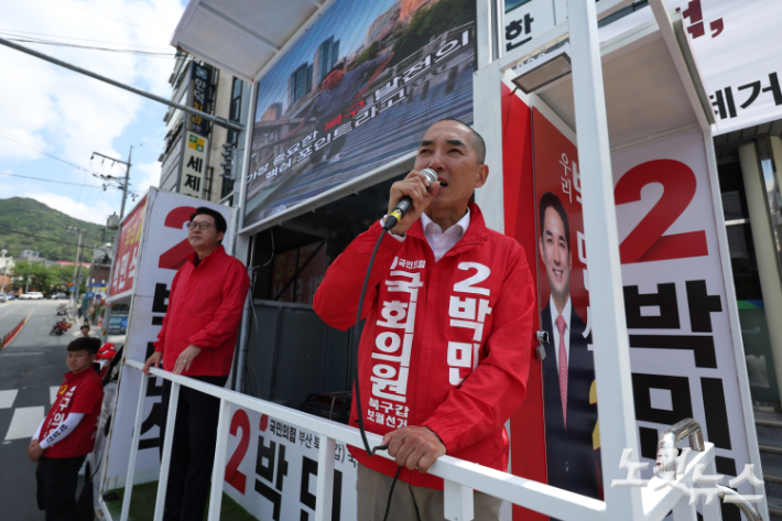 박민식 국민의힘 부산 북구갑 국회의원 보궐선거 후보가 부산 북구 신만덕교차로 일대에서 지지를 호소하고 있다. 류영주 기자