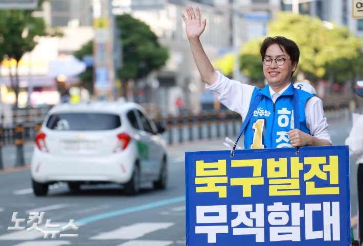 하정우 더불어민주당 부산 북구갑 국회의원 보궐선거 후보가 부산 북구 숙등역 인근에서 거리 인사를 하고 있다. 류영주 기자