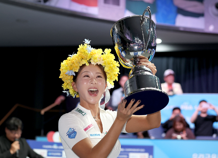 김가영이 23일 경기도 '고양 킨텍스 PBA 스타디움'에서 열린 2026-27시즌 개막 투어 '우리금융캐피탈 PBA 챔피언십' 여자부 우승컵을 들고 포즈를 취하고 있다. PBA 