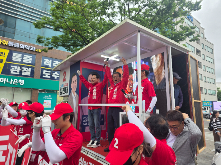 국민의힘 김진태 강원도지사 후보는 지난 23일 오후 동해와 삼척 일정을 마무리하고 영동권의 중심이자 보수의 심장인 강릉 월화거리를 찾아 김홍규 강릉시장 후보와 함께 '강릉 원팀 출정식'을 개최했다. 김진태 후보 선거 캠프 제공 