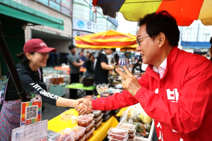 박완수 경남지사 후보 마산 번개시장 방문. 박 후보 캠프 제공 