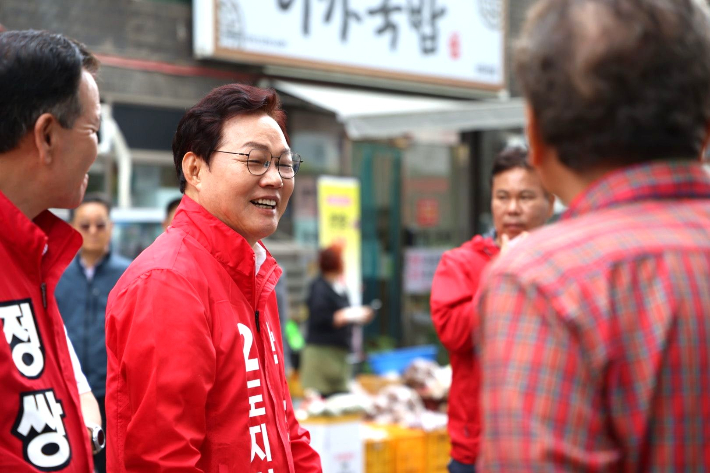 박완수 경남지사 후보 마산 번개시장 방문. 박 후보 캠프 제공 