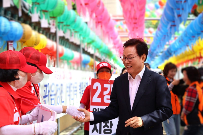 박완수 경남지사 후보 마산 삼학사 방문. 박 후보 캠프 제공 