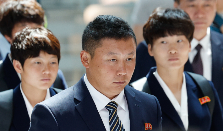 2025-2026시즌 아시아축구연맹(AFC) 여자 챔피언스리그 결승전에서 승리한 내고향여자축구단 선수들이 24일 인천국제공항을 통해 출국하고 있다. 공동취재=연합뉴스 