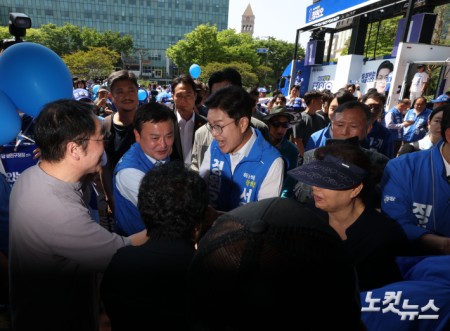 시민들과 인사나누는 정원오