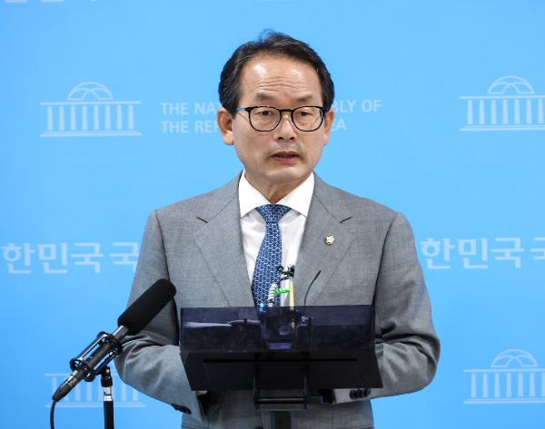 더불어민주당 강준현 수석대변인이 "청와대를 통한 사실관계 파악 결과 전혀 사실이 아님을 확답받았다"고 밝혔다. 연합뉴스