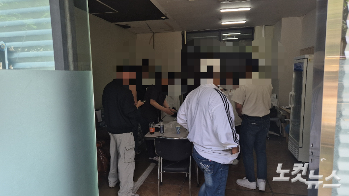 부산 북구 선거관리위원회와 경찰이 24일 부산 덕천동 소재 자원봉사자 쉼터로 불리는 사무실을 방문해 선거법 위반 여부를 조사하고 있다. 이정주 기자