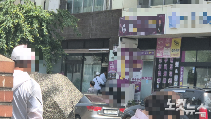 한동훈 후보를 지지하는 자원봉사자들이 24일 부산 북구 덕천동 소재 자원봉사자 쉼터로 불리는 사무실로 들어가고 있다. 이정주 기자