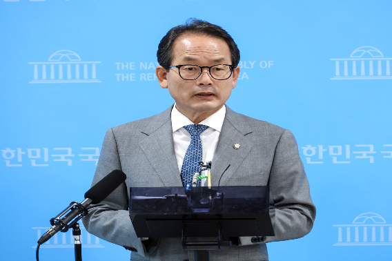 민주당 강준현 수석대변인이 24일 국회 소통관에서 전북지사 선거에 무소속으로 출마한 김관영 후보의 '이 대통령과 사전 교감했다'는 취지의 주장에 대해 "청와대를 통한 사실관계 파악 결과 전혀 사실이 아님을 확답받았다"고 밝혔다. 연합뉴스