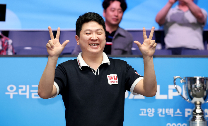 조건휘는 24일 경기도 '고양 킨텍스 PBA 스타디움'에서 열린 '우리금융캐피탈 PBA 챔피언십' 남자부 우승을 차지한 뒤 통산 3번째 정상에 오른 세리머니를 펼치고 있다. PBA 