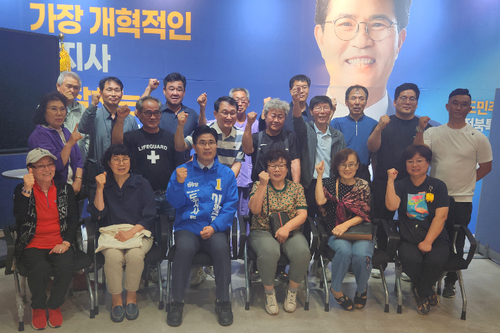 더불어민주당 이원택 전북도지사 후보는 지난 24일 선거사무소에서 자임유가족협의회(회장 송인현) 유가족들을 만나 간담회를 진행했다. 이원택 후보 측 제공 