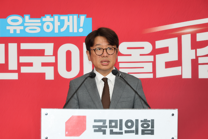경기도 평택을 국회의원 재선거에 출마한 국민의힘 유의동 후보가 25일 서울 여의도 당사에서 긴급 기자회견을 열고 더불어민주당 김용남 후보의 '대부업' 의혹과 관련 강하게 비판하고 있다. 연합뉴스