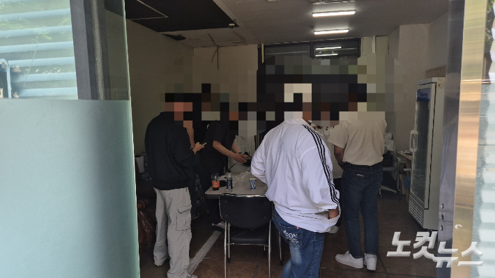 부산 북구 선거관리위원회와 경찰이 24일 부산 덕천동 소재 자원봉사자 쉼터로 불리는 사무실을 방문해 선거법 위반 여부를 조사하고 있다. 이정주 기자