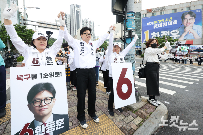 한동훈 부산 북구갑 국회의원 보궐선거 무소속 후보가 22일 오전 부산 북구 구남교차로에서 출근길 시민들에게 인사하며 지지를 호소하고 있다. 부산=류영주 기자