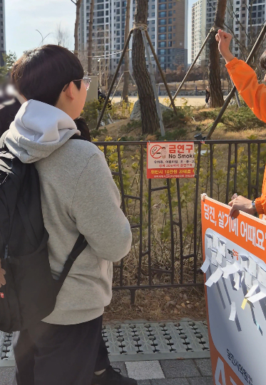 고재윤 후보가 거리에서 포스트잇으로 민원을 접수하는 모습. 고재윤 후보 제공