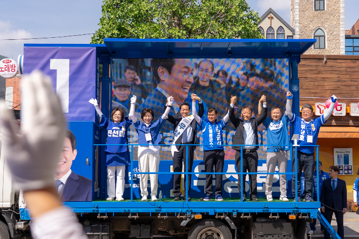 25일 고향 철원을 찾아 표심을 호소하고 있는 우상호 후보. 우 후보 캠프 제공