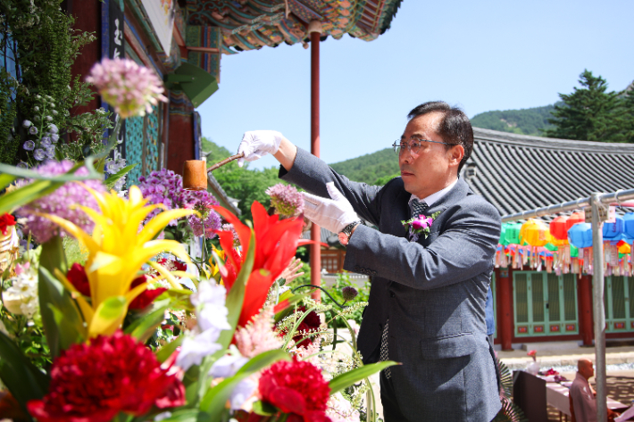 지난 24일 강원 속초 신흥사 봉축법회에 참석한 강삼영 강원교육감 후보. 강삼영 후보 캠프 제공