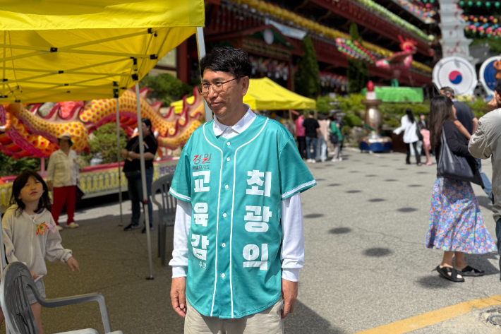 지난 24일 오전 강원 춘천시 삼운사를 찾은 최광익 강원교육감 후보. 최광익 후보 캠프 제공