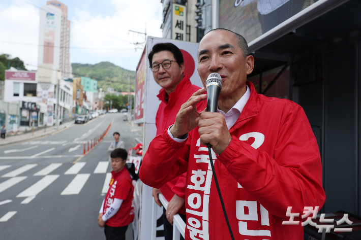박민식 국민의힘 부산 북구갑 국회의원 보궐선거 후보가 22일 부산 북구 신만덕교차로 일대에서 지지를 호소하고 있다. 부산=류영주 기자