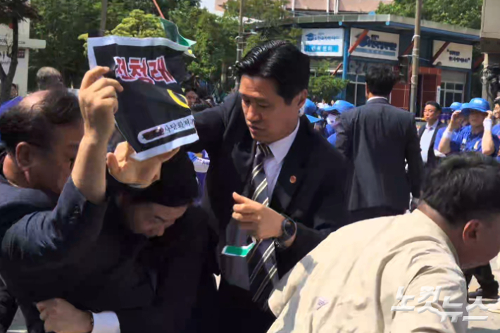 '정청래사당화저지범도민대책위'의 한 회원이 이날 유세차 앞에서 "정청래 아웃"을 외치다 민주당 사설 경호원에 의해 저지당하고 있다. 송승민 기자