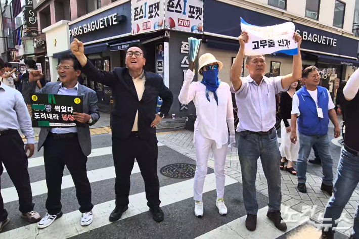 유세 현장 한편에서 민주당 정청래 대표를 비판하고 있는 '정청래사당화저지범도민대책위원회'. 송승민 기자