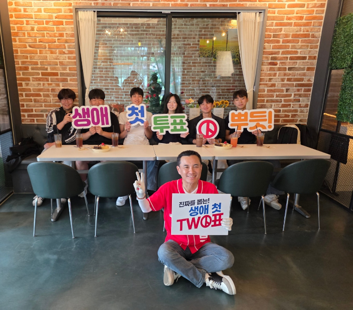 25일 철원 지역 고3 학생들을 만나 첫 투표 독려와 응원을 전한 김진태 국민의힘 강원특별자치도지사 후보. 김진태 후보 제공 