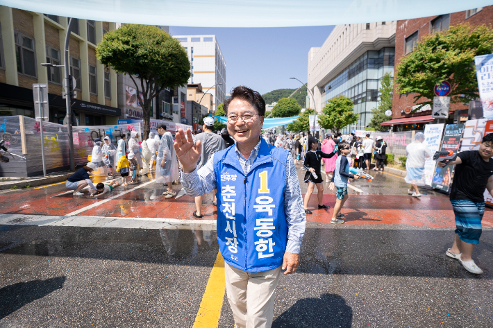 지난 24일 육 후보는  춘천마임축제 대표 프로그램인 '아수라장' 현장을 찾아 시민들과 축제 분위기를 함께했다. 육동한 후보 제공