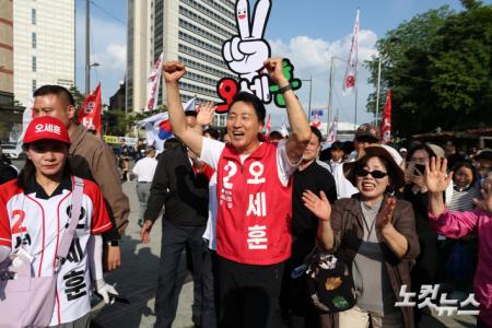두손 번쩍 든 오세훈 후보