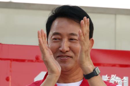 지지자들에게 박수 치는 오세훈 후보