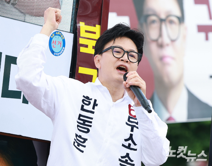 한동훈 부산 북구갑 국회의원 보궐선거 무소속 후보가 22일 오전 부산 북구 구남교차로에서 출근길 시민들에게 인사하며 지지를 호소하고 있다. 부산=류영주 기자