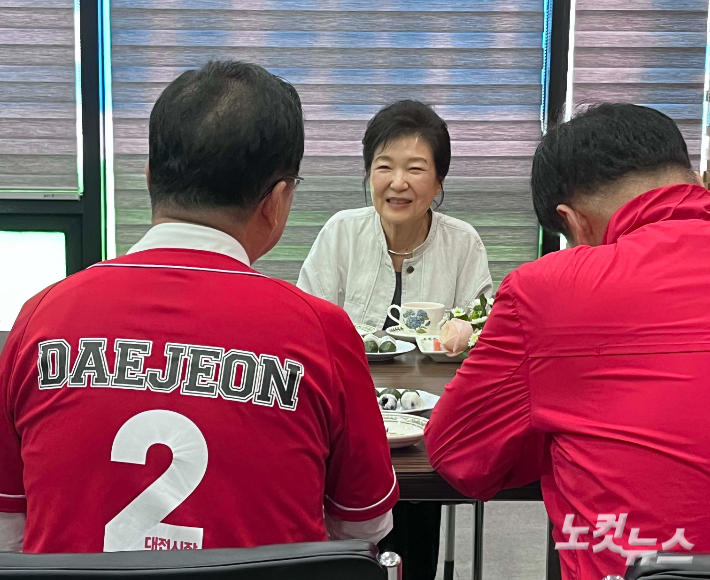 박근혜 전 대통령이 25일 이장우 후보 선거사무소에서 이 후보와 비공개 간담회를 갖고 있다. 정세영 기자
