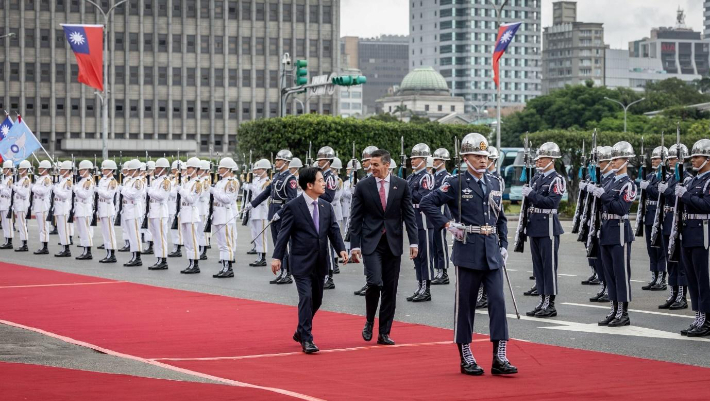 지난 5월 8일 라이칭더(賴淸德) 대만 총통이 대만을 방문한 산티아고 페냐 (Santiago Pena) 파라과이 대통령과 함께 군 의장대를 함께 사열하고 있다. 사진 가운데의 왼쪽이 라이칭더 총통. 파라과이는 남미에서 유일한 대만의 수교국이다. 이날 공식 환영식은 타이베이에 있는 대만 총통부 앞마당에서 열렸다. 대만 총통부 홈페이지 캡처