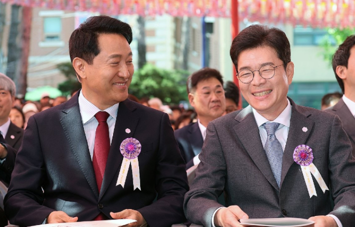 더불어민주당 정원오 서울시장 후보(오른쪽)와 국민의힘 오세훈 서울시장 후보가 24일 서울 종로구 조계사에서 열린 불기 2570년 부처님오신날 봉축법요식에서 대화하고 있다. 연합뉴스