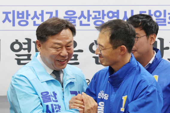 15일 울산시의회 프레스센터에서 더불어민주당 울산시당과 진보당 울산시당이 6·3 지방선거 울산시장 후보 단일화 합의를 발표한 후 민주당 김상욱(오른쪽)·진보당 김종훈 울산시장 후보가 손을 맞잡고 있다. 연합뉴스