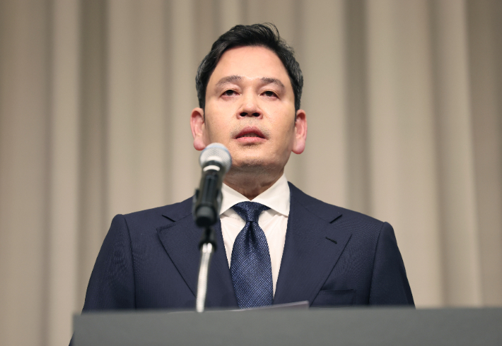 정용진 신세계그룹 회장이 26일 서울 강남구 조선팰리스 호텔에서 스타벅스 '탱크데이' 논란과 관련 사과문을 발표하고 있다. 연합뉴스