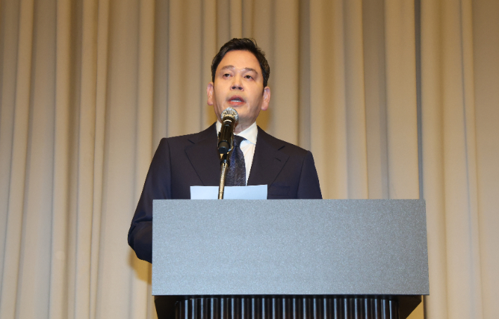 정용진 신세계그룹 회장이 26일 서울 강남구 조선팰리스 호텔에서 스타벅스 '탱크데이' 논란과 관련 사과문을 발표하고 있다. 연합뉴스